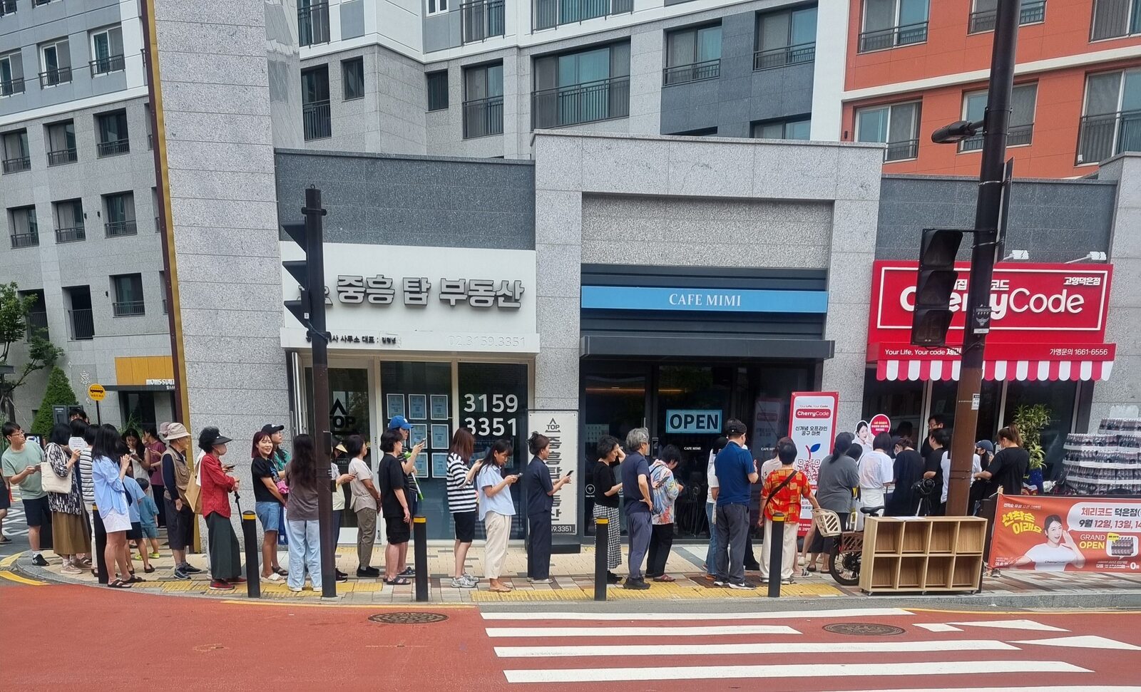문 여는 날 가게 앞에 선 줄
